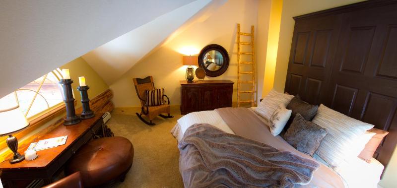 Deluxe King Suite image 1