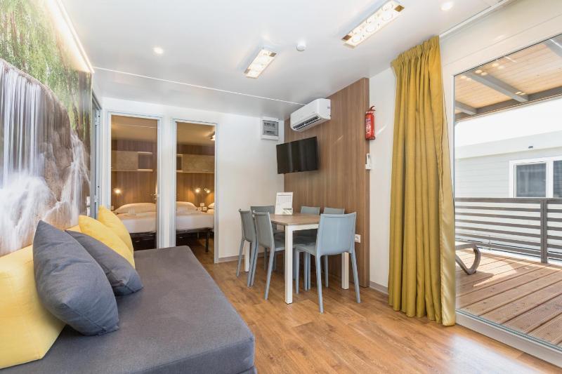 Family Three-Bedroom Mobile Home - Oasis image 4
