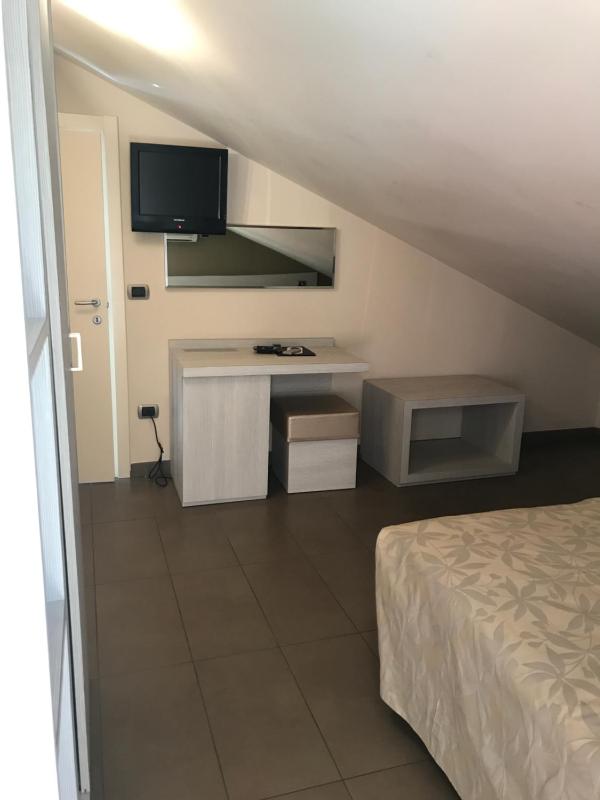 Economy Double Room image 4