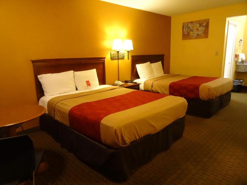Queen Room with Two Queen Beds - Non-Smoking image 2