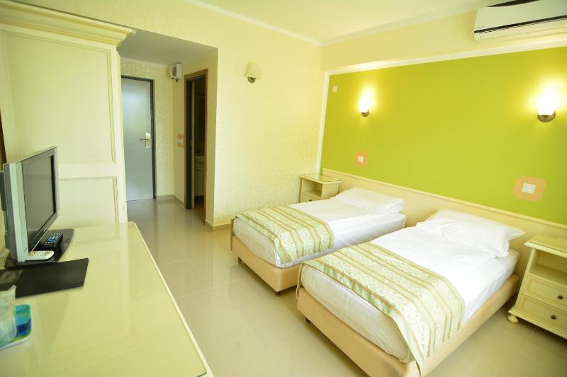 Double or Twin Room with Spa Access image 4
