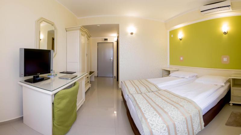 Double or Twin Room with Spa Access image 2