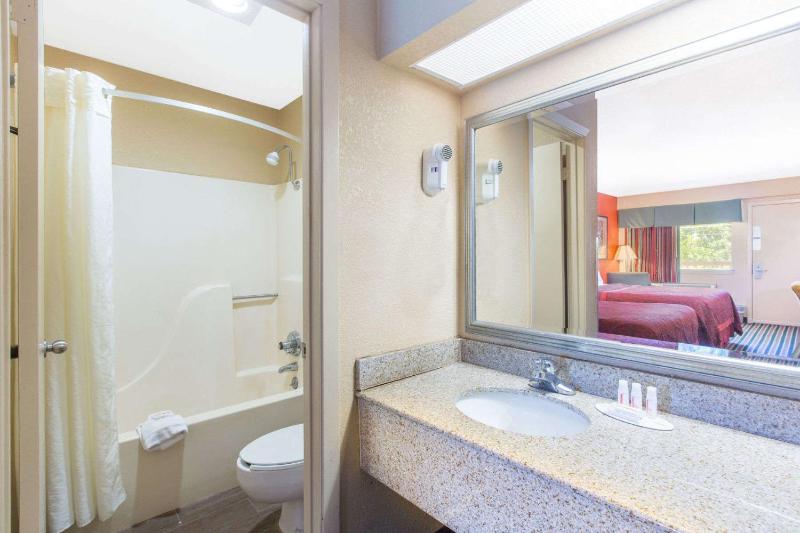 Queen Room with Two Queen Beds - Non-Smoking image 2