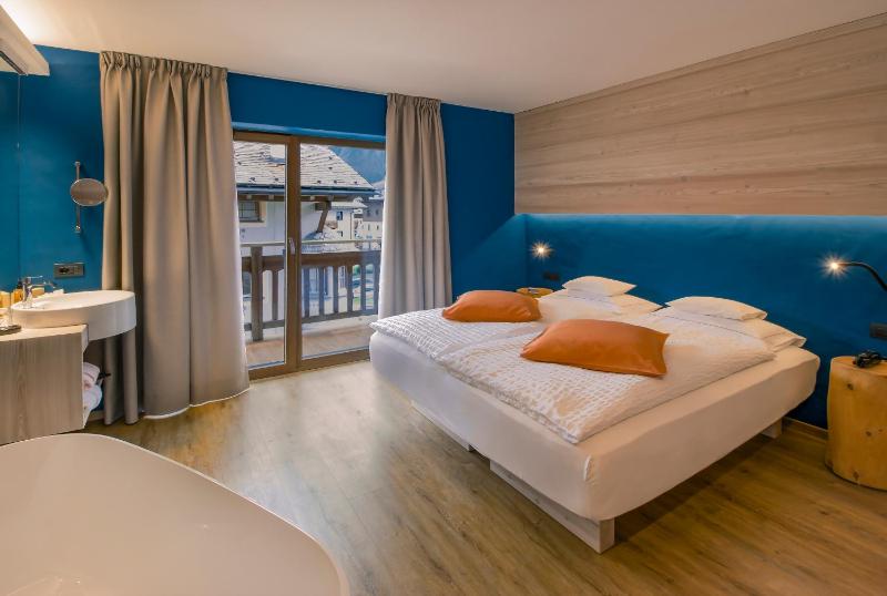 Superior Deluxe Double or Twin Room with Balcony image 2
