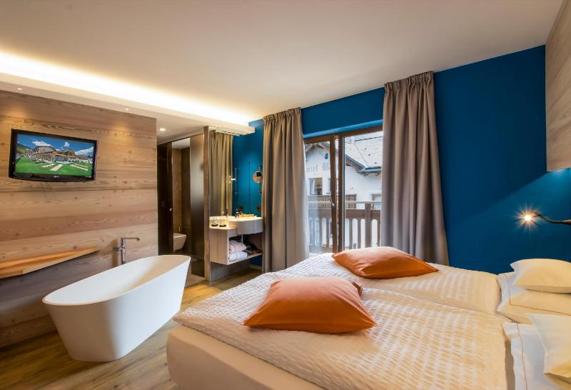 Superior Deluxe Double or Twin Room with Balcony image 4