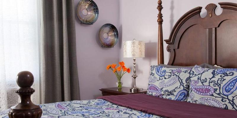 Queen Room image 2