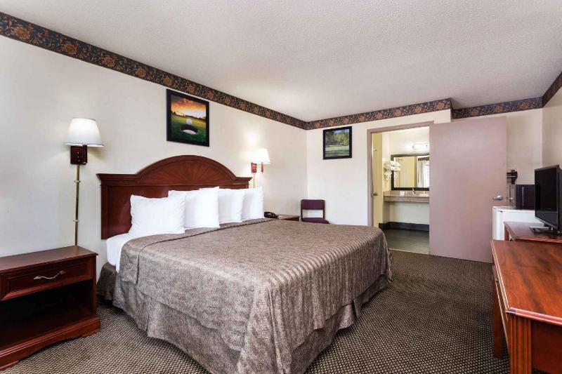 King Room - Non-Smoking image 3