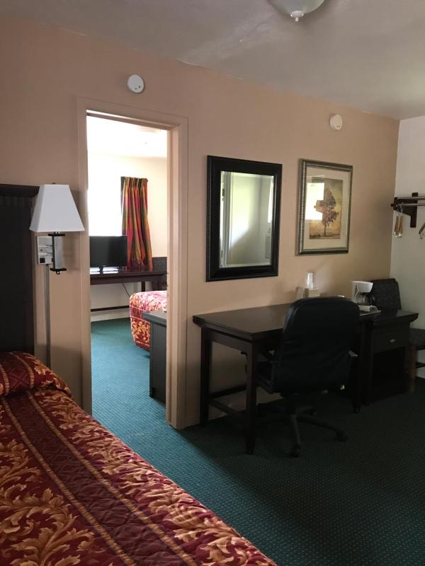 Deluxe Family Room image 2