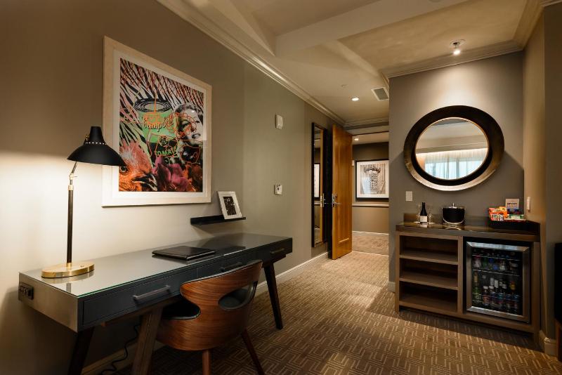 Premium Room, 1 King Bed image 4