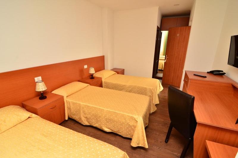 London Hotel - image 5