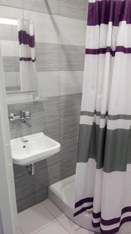 Classic Single Room with Shower image 3
