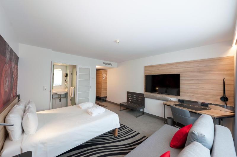 Executive Family Room image 3