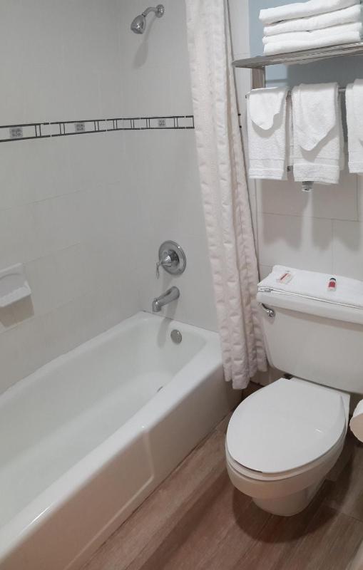 1 King Bed, Deluxe Room, Pool Side, Non-Smoking image 3