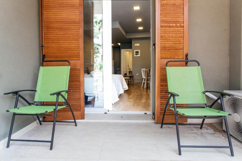 Queen Studio with Balcony (B1) image 3