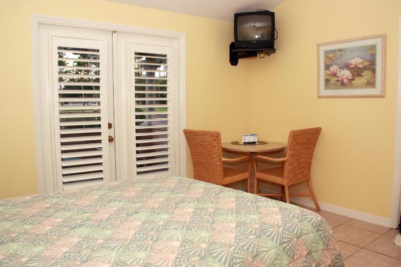 Cottage with One Queen Bed with Lakeview image 3