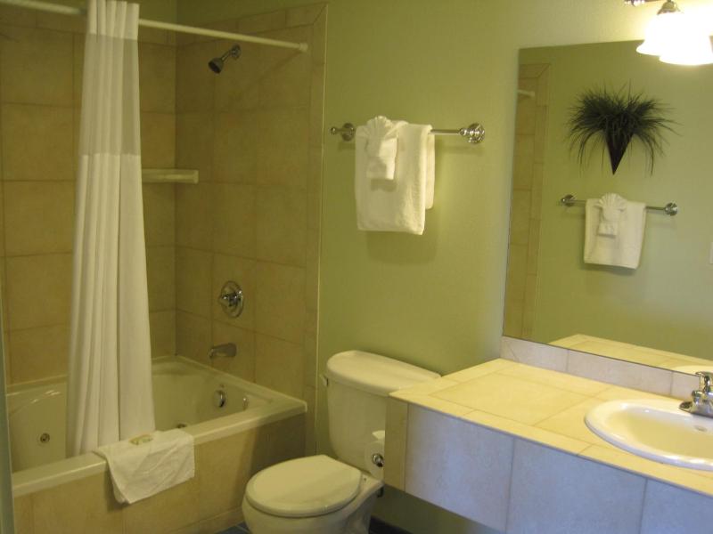 Queen Room with Two Queen Beds with Sea View image 3