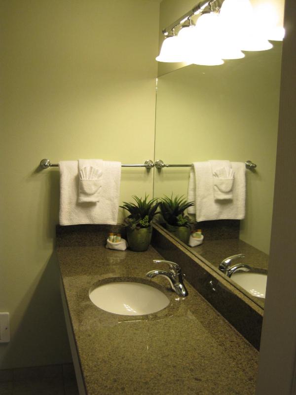 Queen Room with Spa Bath with Sea View image 3