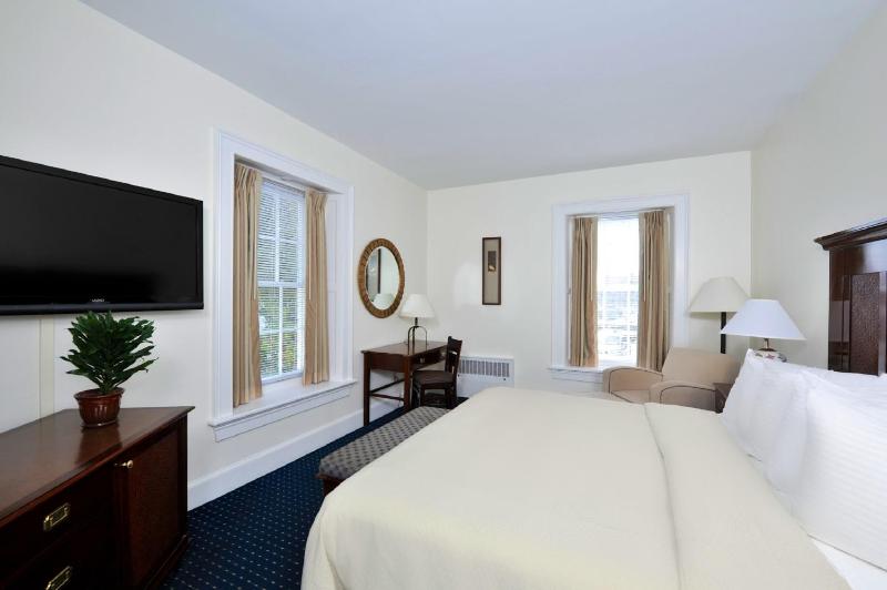 Deluxe King Room image 3