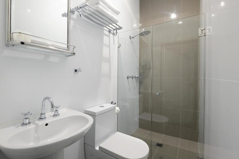 Budget Double Room image 4