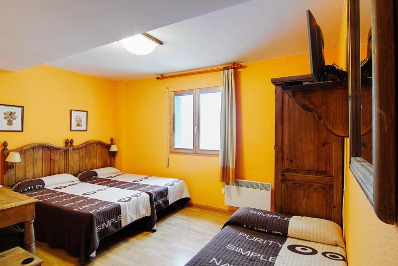 Economy Triple Room image 2