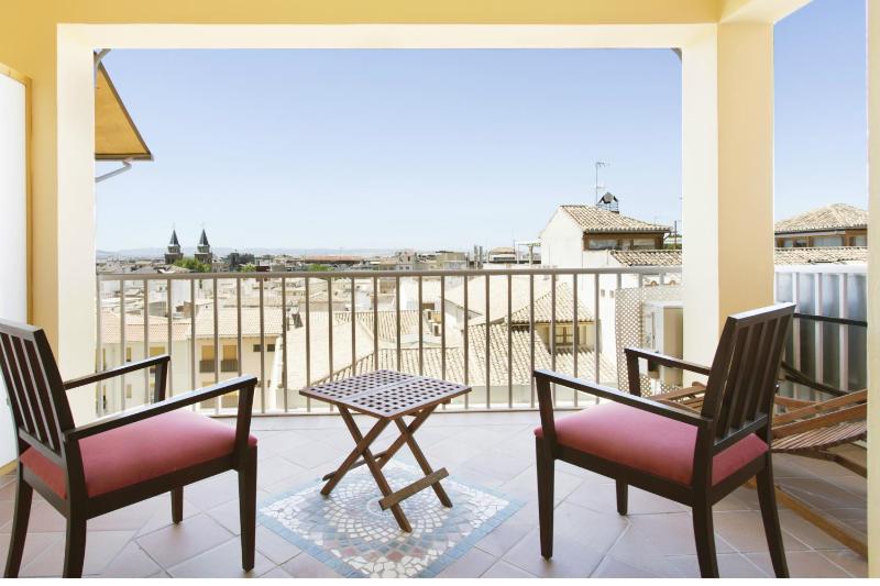 Double Room with Balcony image 3