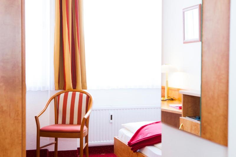 Single Room image 4