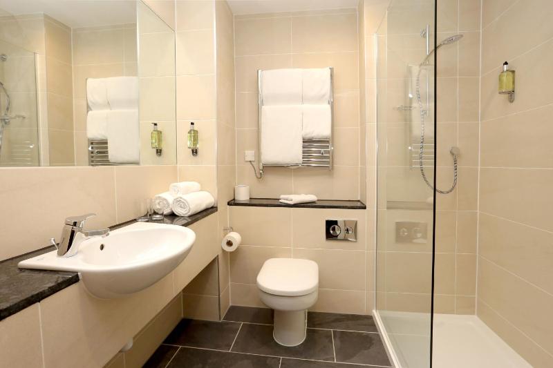 Standard King Room image 3