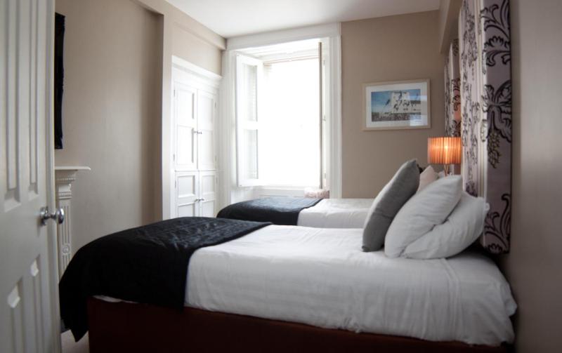 Twin Room image 2