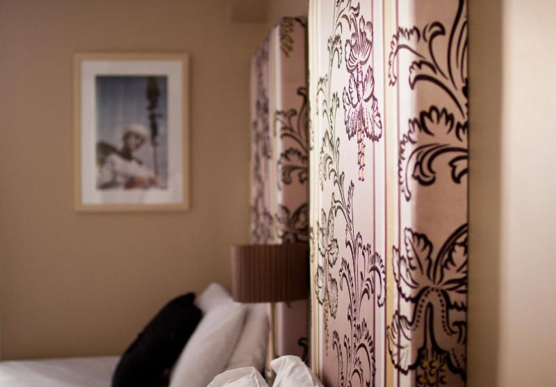 Twin Room image 4