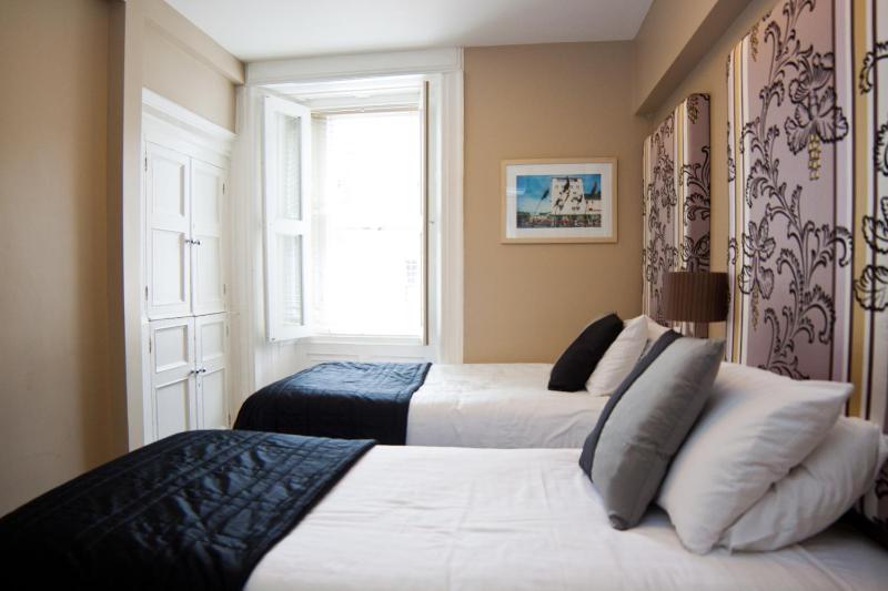 Twin Room image 3
