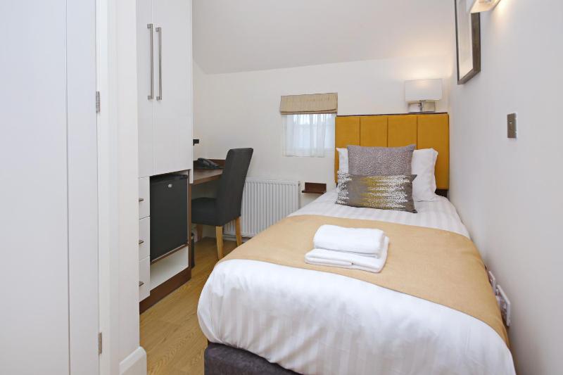 Single Room with Shared Shower and Toilet image 3