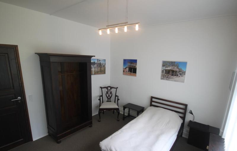 Standard Single Room with Shared Bathroom image 2