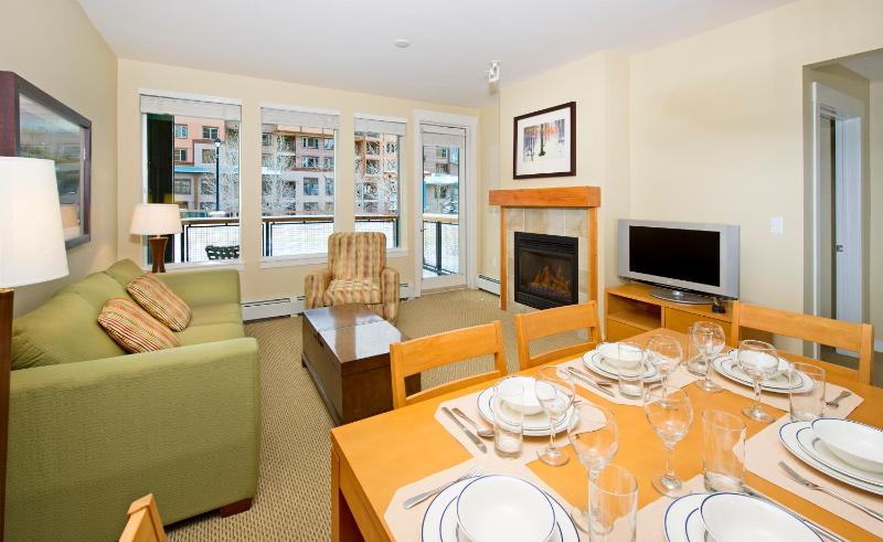Deluxe One-Bedroom Apartment image 3
