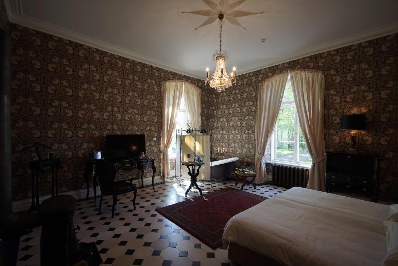 Junior Suite with Garden View image 3