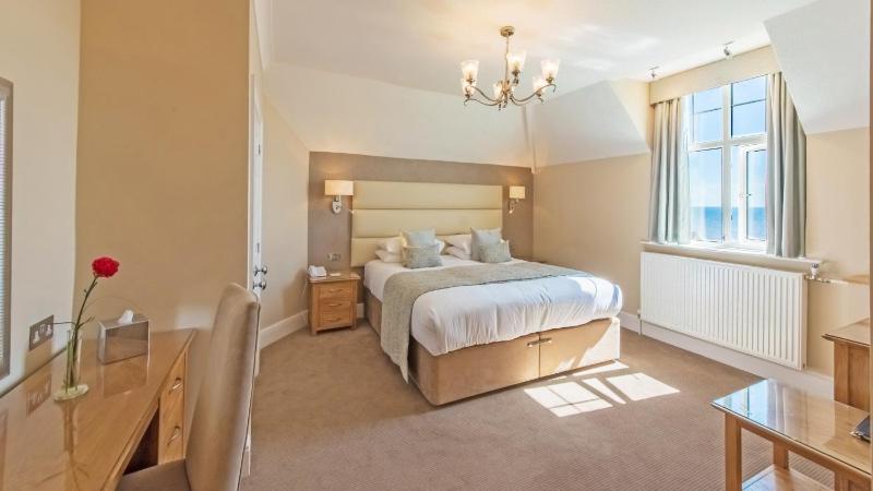 Standard Double or Twin Room with Sea View image 4