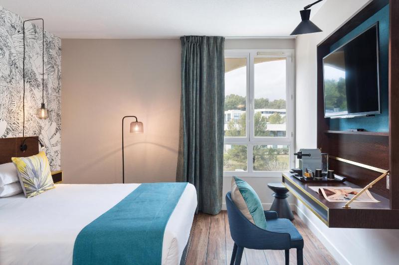 Standard Double Room image 4