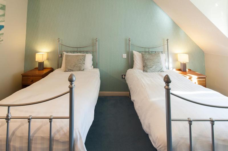 Standard Twin Room image 4