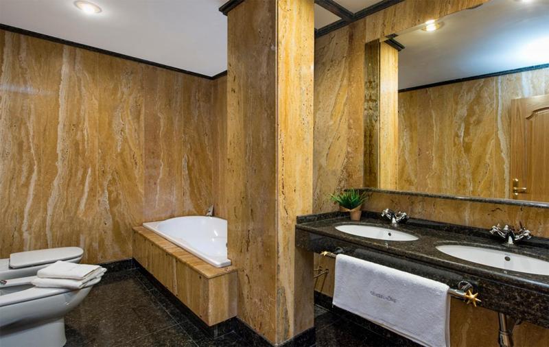 Three Bedroom Penthouse Apartment with Terrace  image 3