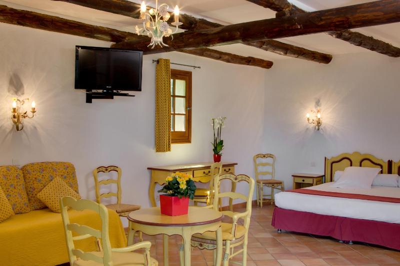Provençal Double Room image 3
