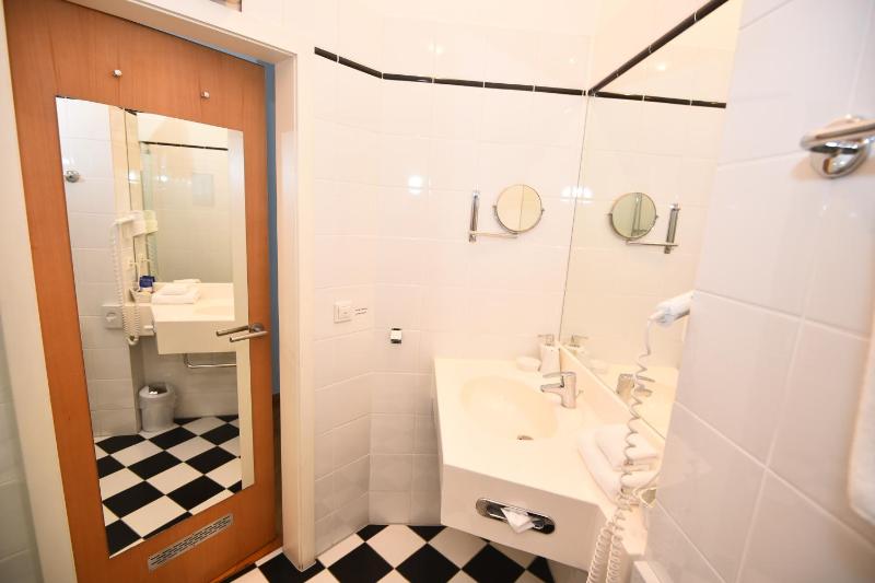 Single Room image 3