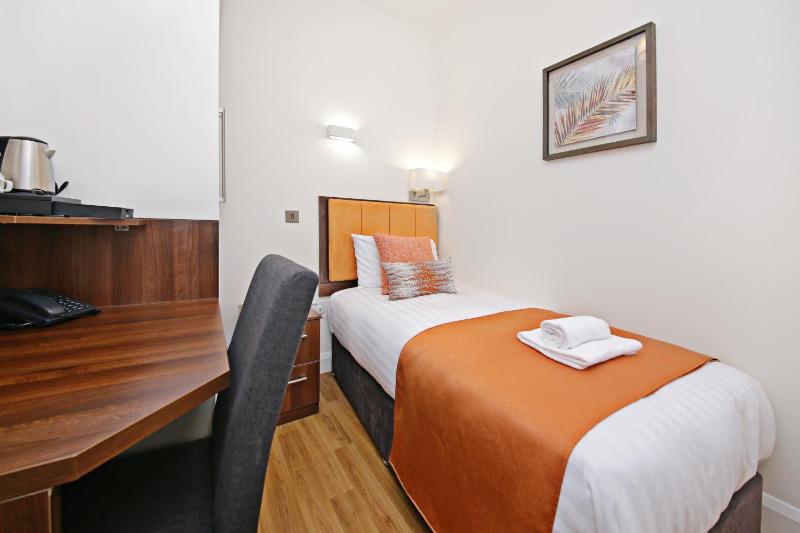 Single Room with Shared Shower and Toilet image 1