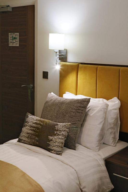 Single Room with Shared Shower and Toilet image 4