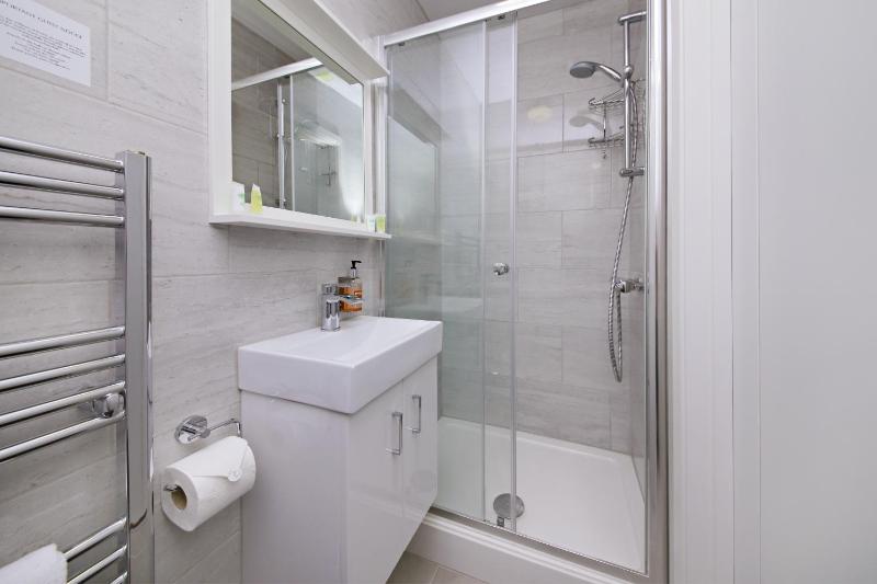 Classic Double Room image 3