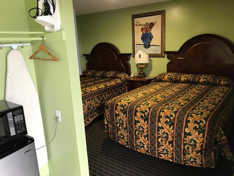 Queen Room with Two Queen Beds - Non-Smoking image 2