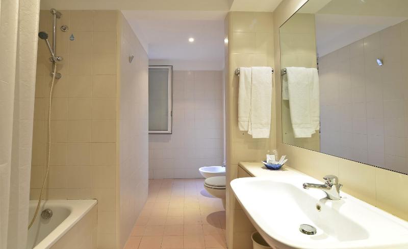 Classic Quadruple Room image 3