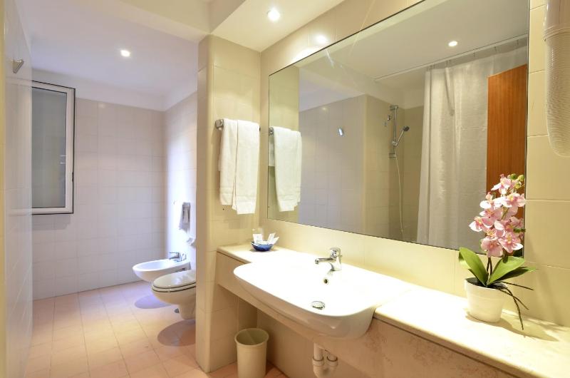 Double or Twin Room image 4