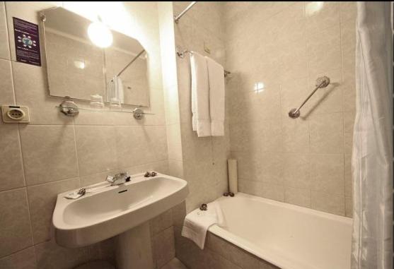 Twin Room image 2