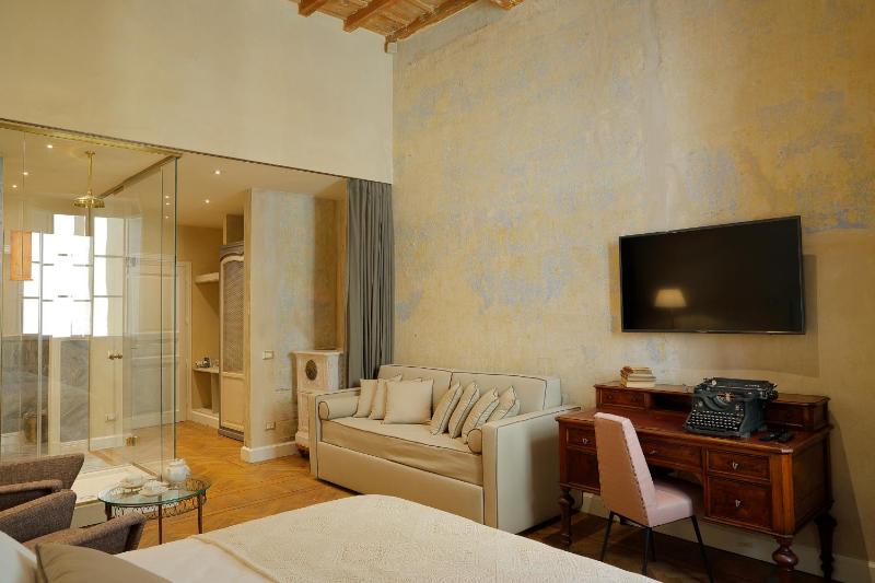 Superior Triple Room image 3