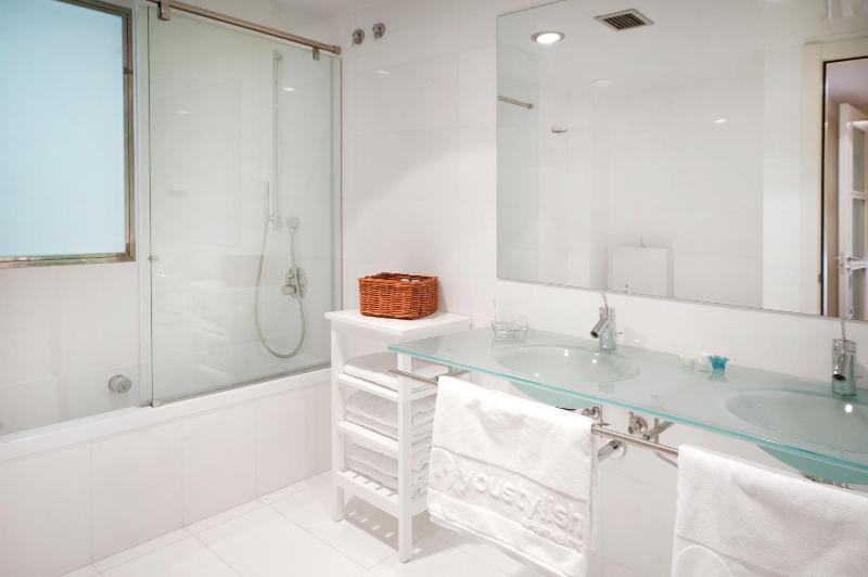 Five-Bedroom Apartment (8-10 Adults) - Ronda de Sant Pere image 2