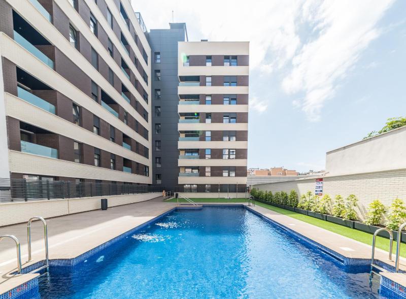 La Serna Premium Center - image 1